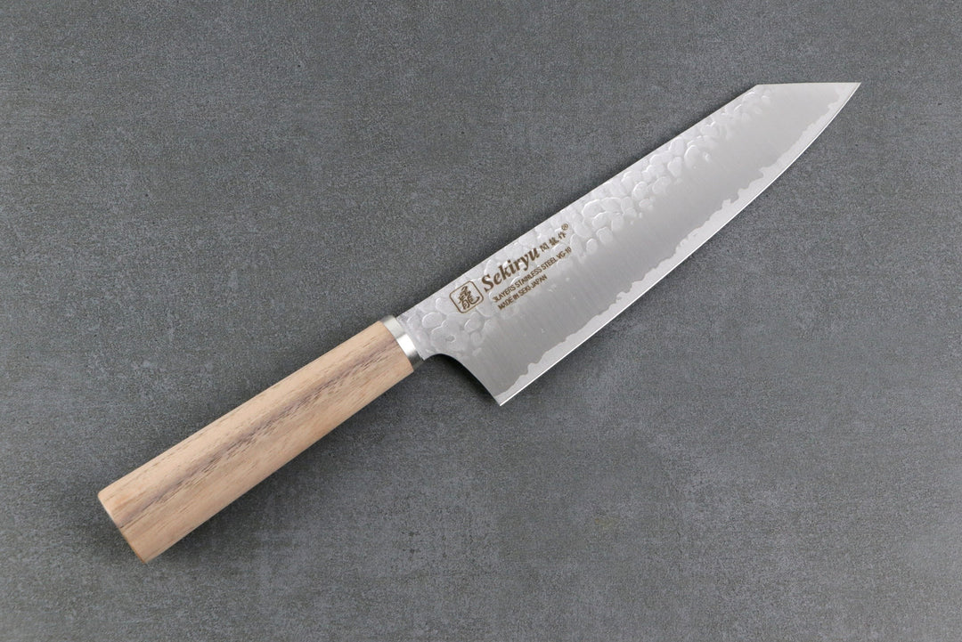 Elegantes japanisches Messer Bunka mit braunem Holzgriff.