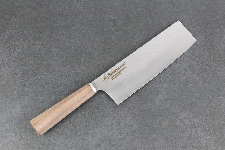 Nakiri Gemüsemesser mit Holzgriff und prägnanter Klinge