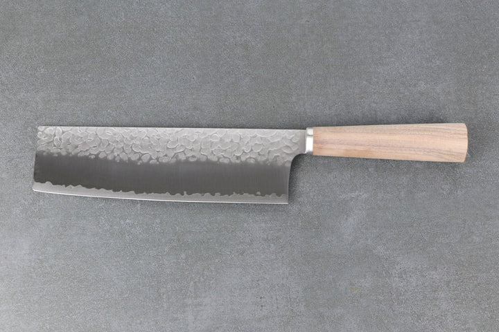 Nakiri Gemüsemesser mit Holzgriff und prägnanter Klinge